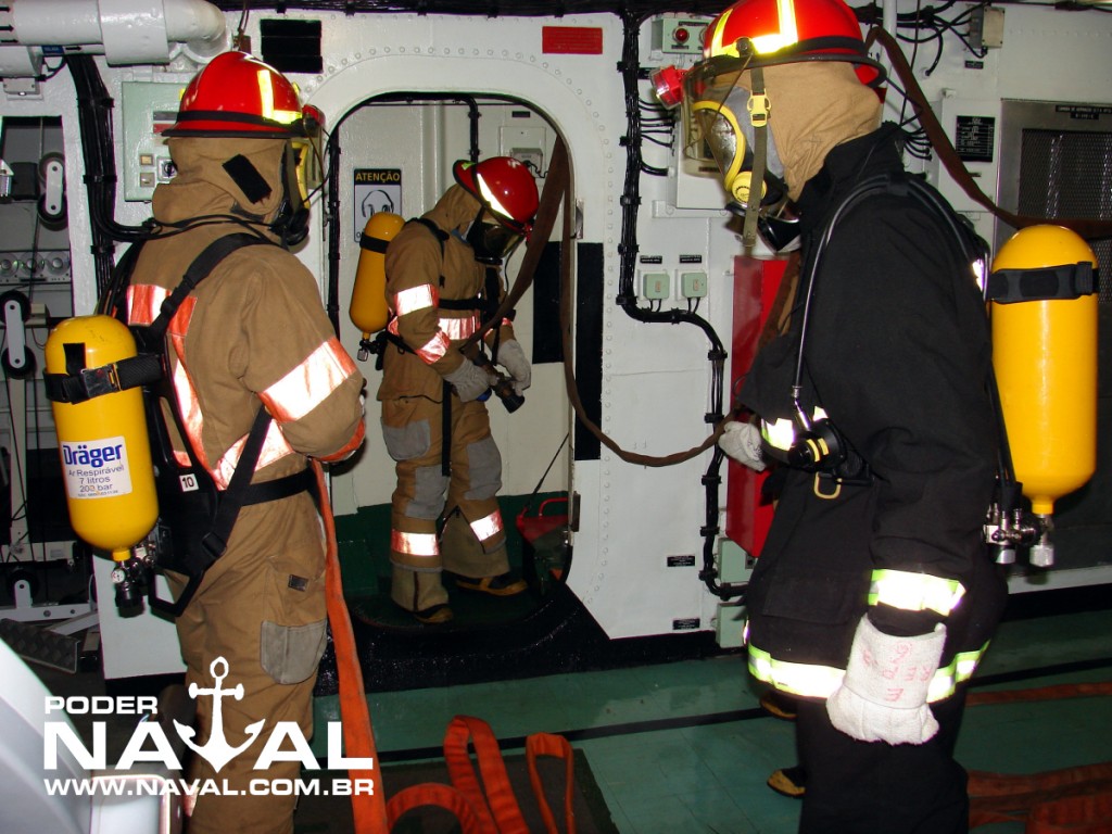 Equipe do CAV do navio atendendo a um incêndio “simulado” nas maquinas depois de um ataque realizado por dois AF-1 Falcão, pertencentes ao VF-1. (foto: Guilherme Wiltgen - Poder Naval OnLine)