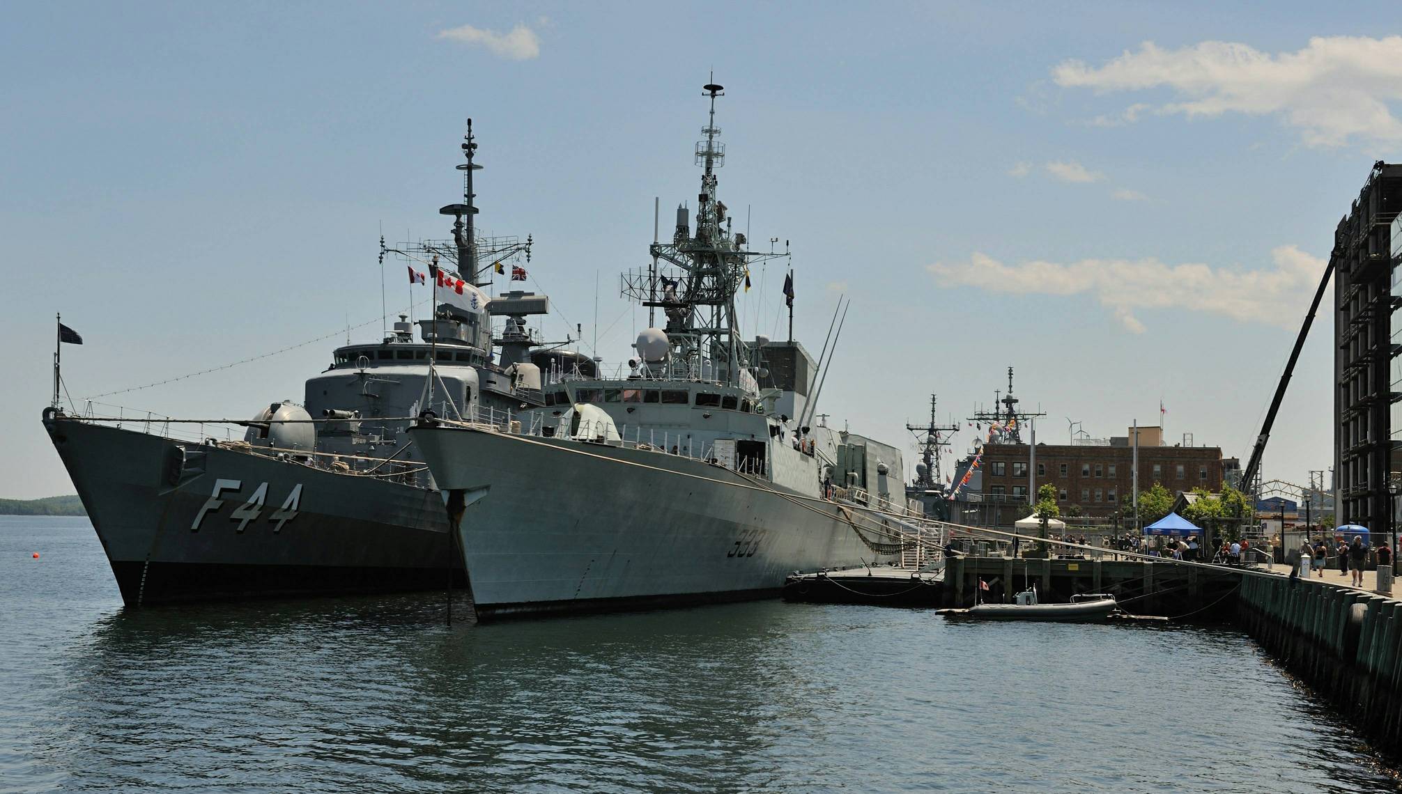 A Independência atracada a contrabordo da fragata canadense HMCS Toronto no porto de Halifax (Columbia Britânica) durante a celebração do 100º Aniversario da Marinha Canadense. (foto: Master Corporal Angela Abbey, Canadian Forces Combat Camera)