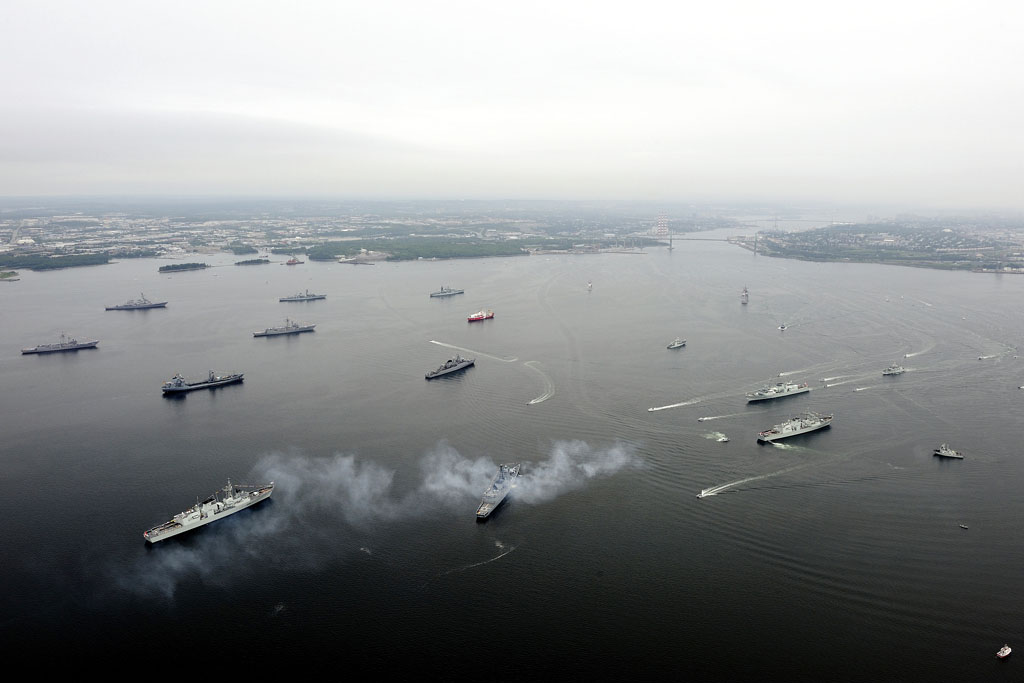 Panorama da “International Fleet Review” em 29 de junho de 2010, parte das comemorações do Centésimo Aniversario da Marinha Canadense, tendo bem ao centro o “Leo Pirata”. (foto: ?)