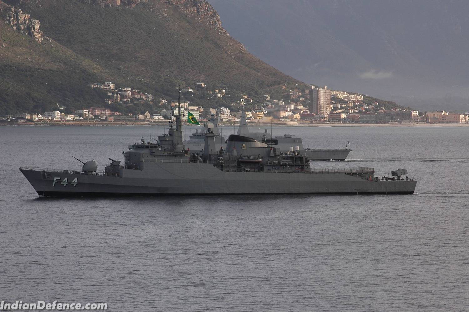 A Independência com uma fragata sul africana durante uma operação conjunta. (foto: IndianDefence.com)