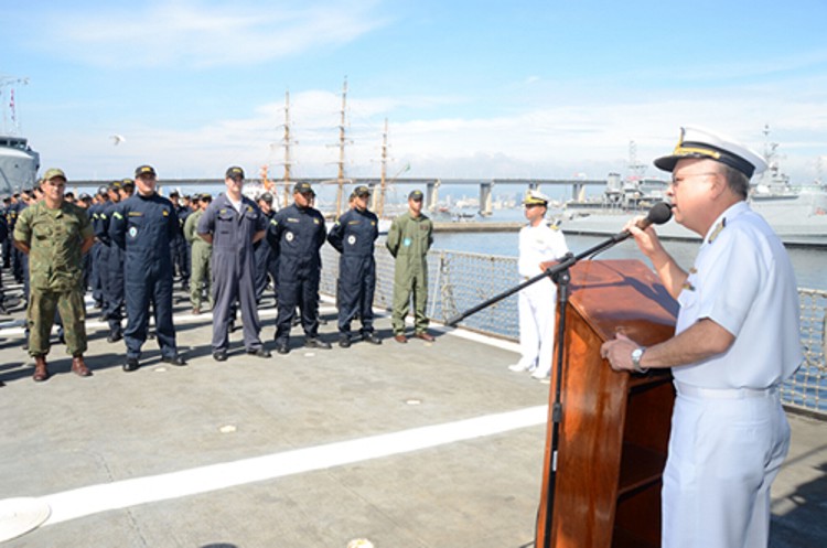O Comandante da Força de Superfície, CA Savio, fala à tripulação da Independência por ocasião do suspender do navio para comissão nos EUA. (foto: CCSM)