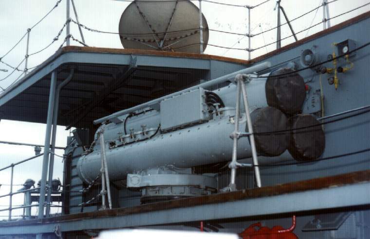 Tubo de torpedos STWS Mk 1 de 324 mm de boreste da Niterói. (foto: Alexandre Macedo)