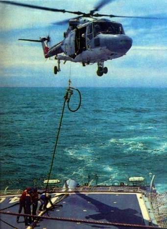 Um SAH-11 Lynx sendo reabastecido em vôo pela Niterói. (foto: SRPM)