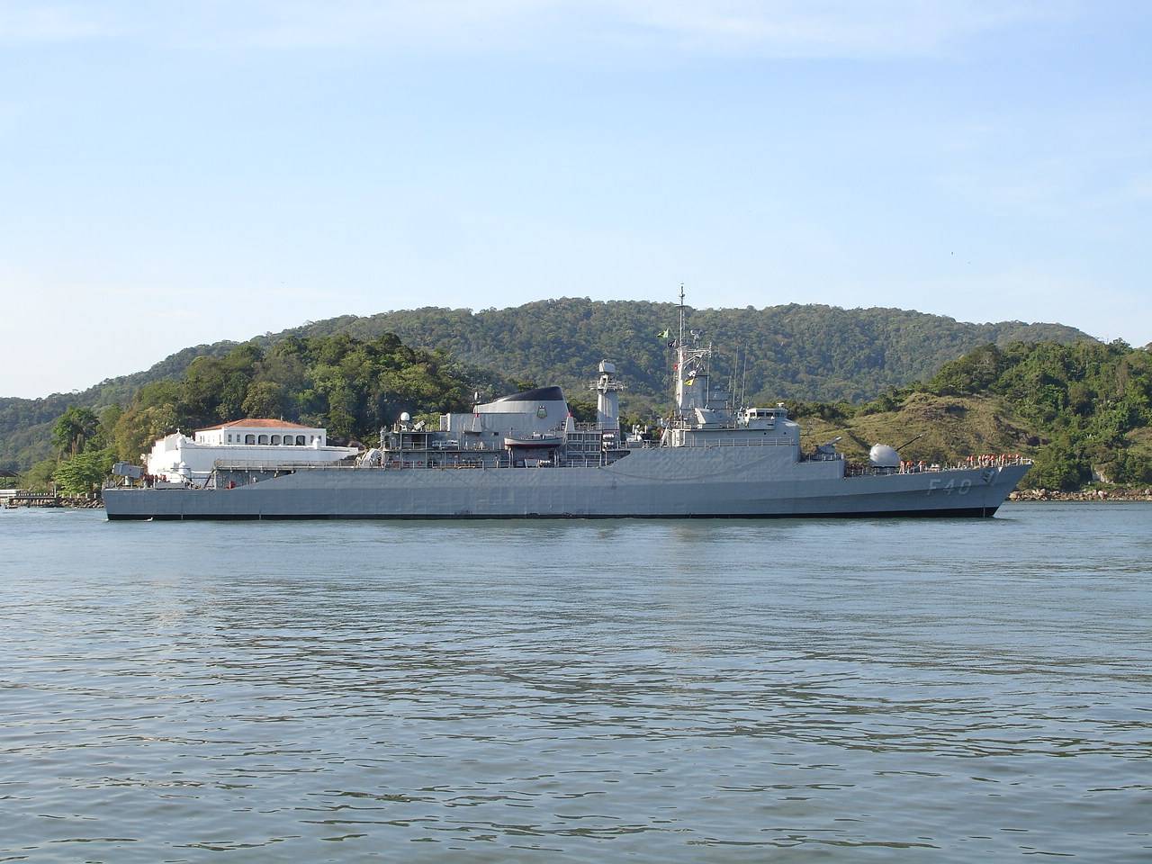 A Niterói deixando o porto de Santos em 21 de outubro de 2007. (foto: Rafael Viva)
