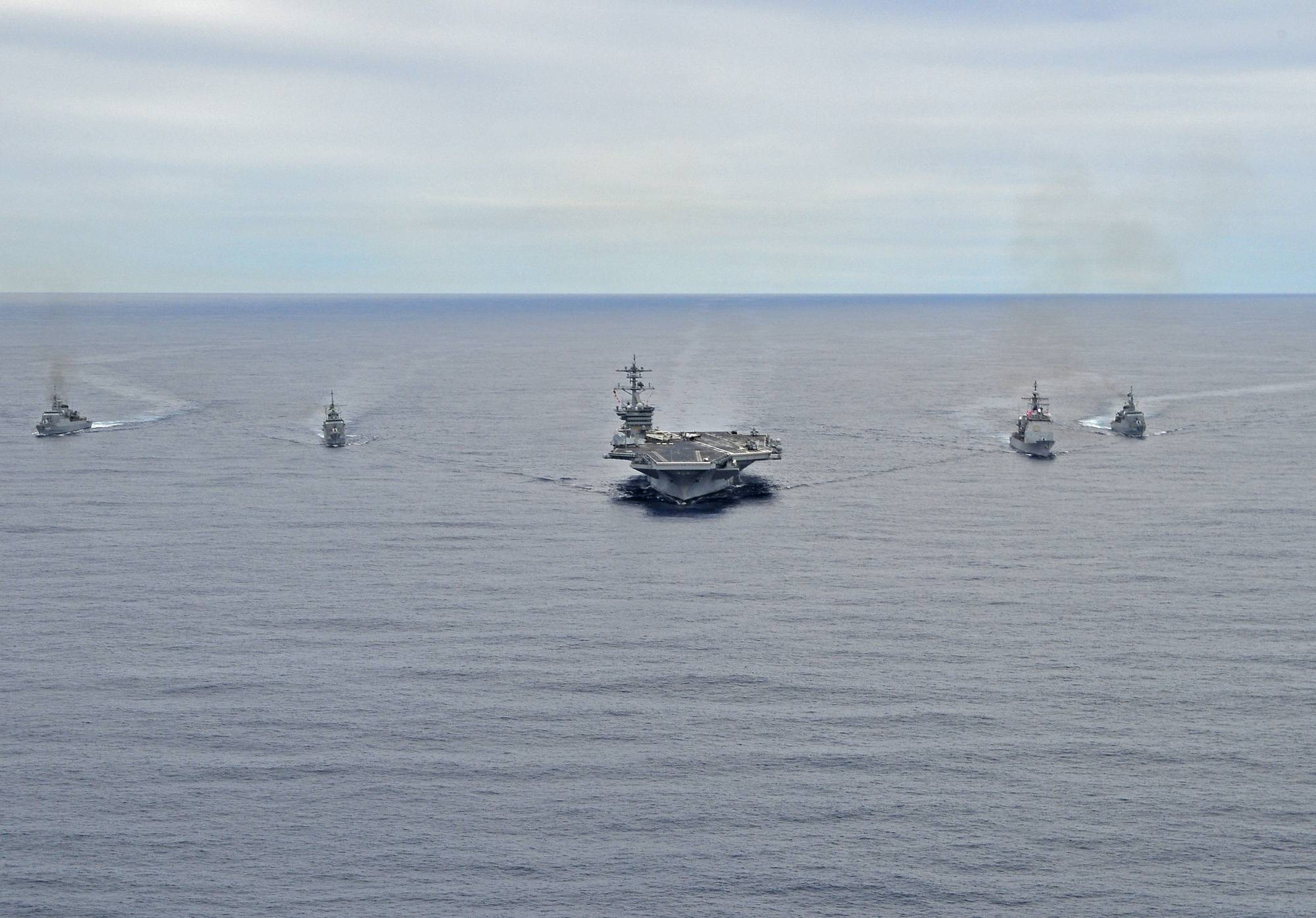 Navegando em formação com o Carl Vinson, o Bunker Hill, a Constituição e a Independência durante a Operação PASSEX 2010-CARL VINSON ao largo do Rio de Janeiro. (foto: U.S. Navy)