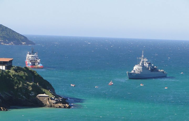 A Niterói e o AHTS "Yvan Barreto" na cena do incidente de 4 de maio de 2010. (foto: ?, via Poder Naval Online) 