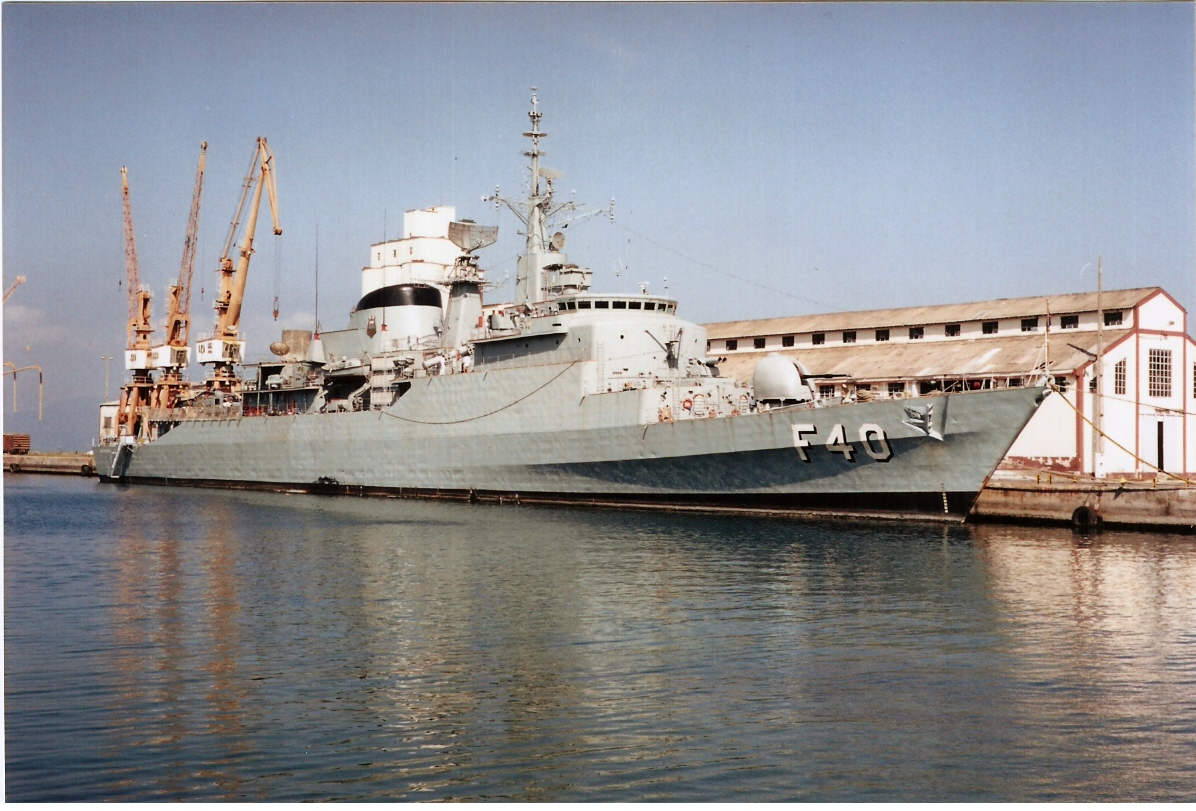 Uma foto do navio entre 1998, mais ou menos a época em que os navios da classe começaram a receber os radares de navegação Furuno, e 2002 quando a Niterói iniciou o ModFrag. (foto: César T. Neves, Rogério Cordeiro)