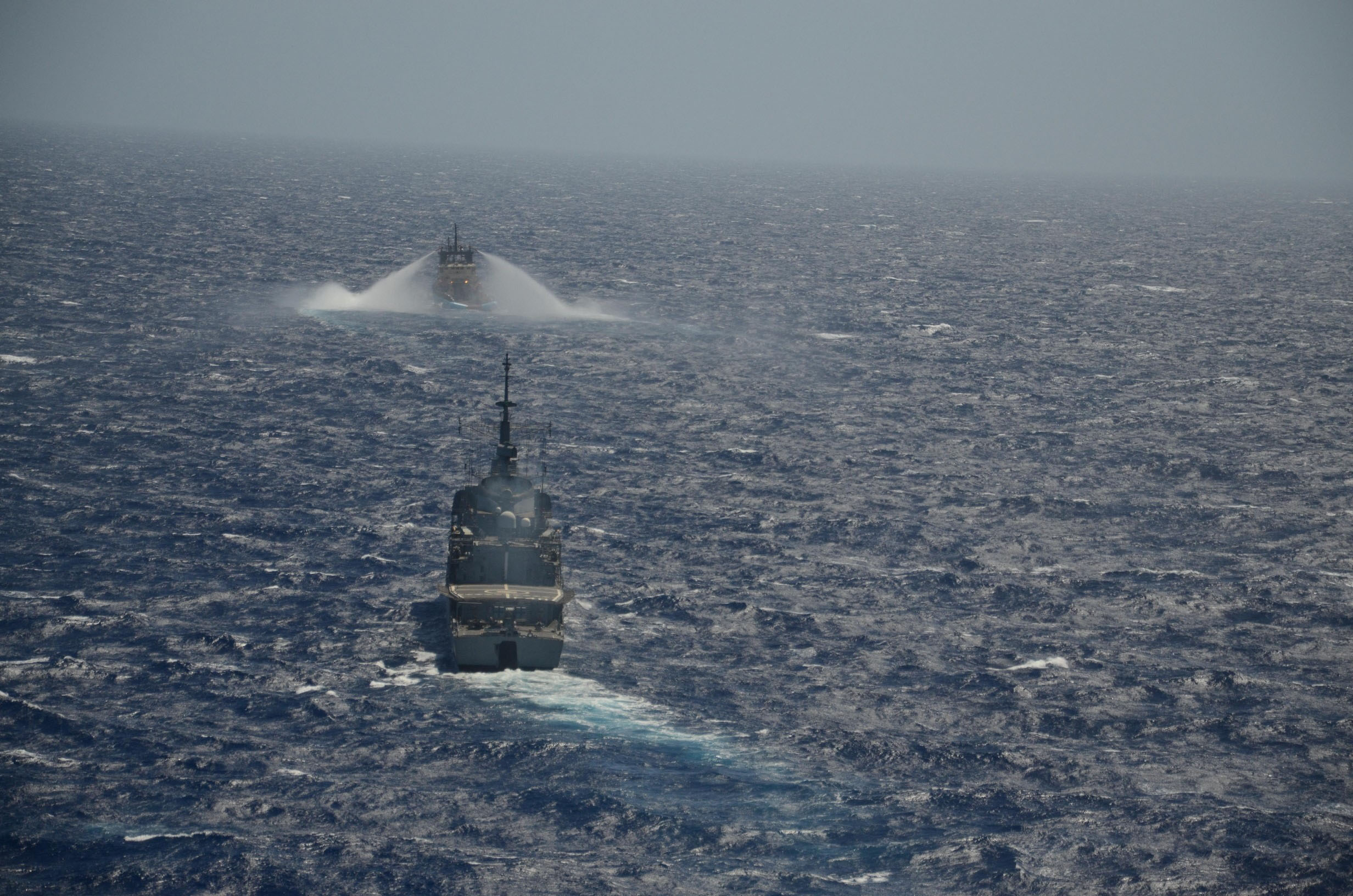 A Niterói na área do vazamento no dia 2º de fevereiro de 2012, navegando na esteira de um rebocador offshore do tipo AHTS da Maersk que esta espargindo “detergente” para dissolver a mancha de óleo. (foto: CCSM)