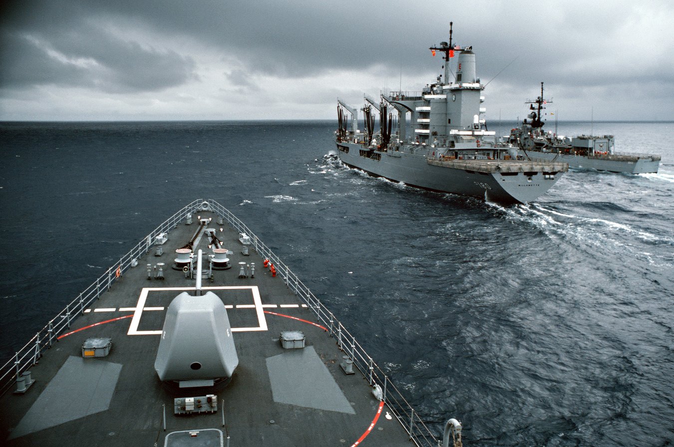 O Contratorpedeiro USS Leftwich – DD 984 se aproximando do Navio Tanque USS Willamette – AO 180, por bombordo, com a Fragata USS Davidson – FF 1045, por boreste, pronta para faina de reabastecimento, durante o Cruzeiro de Treinamento de Verão para Aspirantes a Oficial realizado pelo DesRon 35 em julho de 1986. (foto: U.S. Navy)