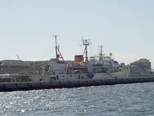 O NHi Sirius - H 21, atracado na ponte da Ilha Fiscal junto ao AMRJ. (foto: Revista Naval)