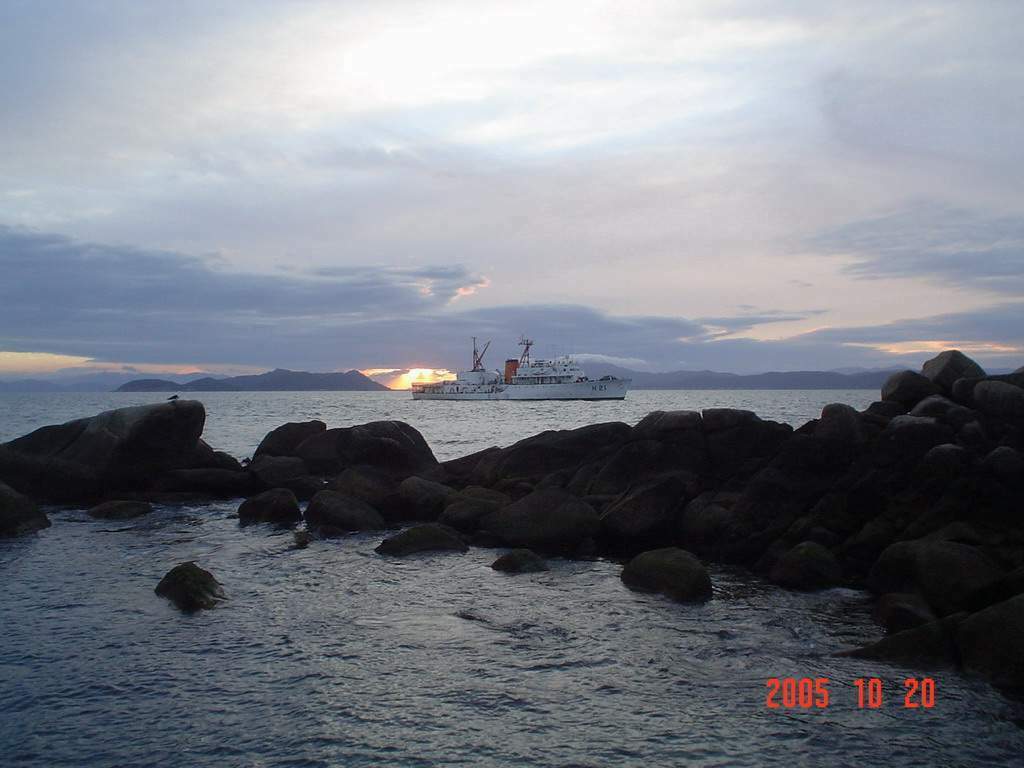 O Sirius, fundeado, durante comissão de manutenção da sinalização náutica nos litorais de Santa Catarina e Paraná, realizada em novembro de 20005. (foto: NHi Sirius)