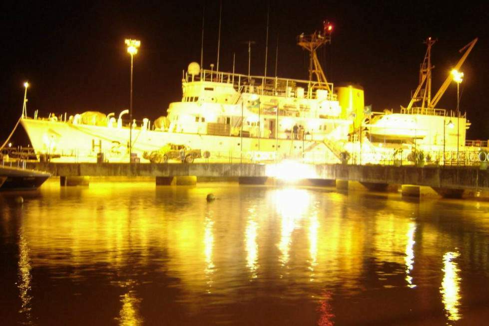O Sirius, atracado a noite no porto de Itajaí-SC. (foto: NHi Sirius)