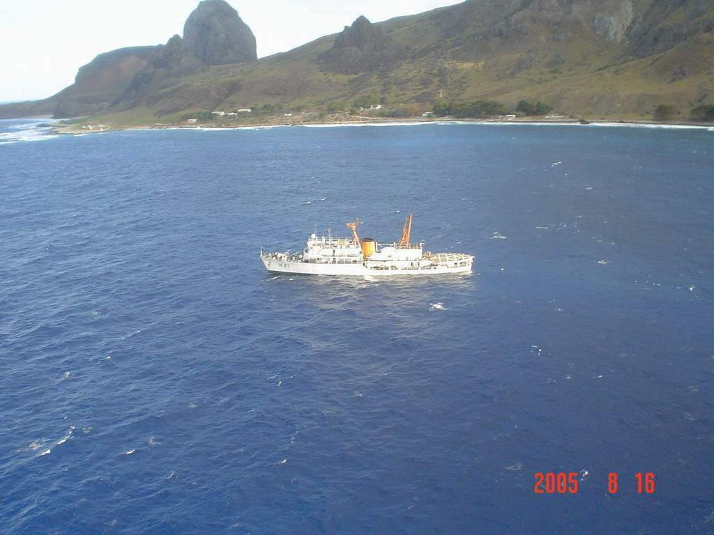 O Sirius, fundeado ao largo da Ilha de Trindade, durante comissão de reabastecimento do Posto Oceanográfico (POIT), em agosto de 2005. (foto: NHi Sirius)