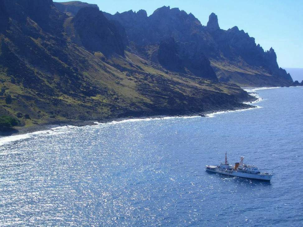 O Sirius, fundeado ao largo da Ilha da Trindade, durante comissão de reabastecimento do Posto Oceanográfico naquela ilha (POIT), agosto de 2005. (foto: NHi Sirius)