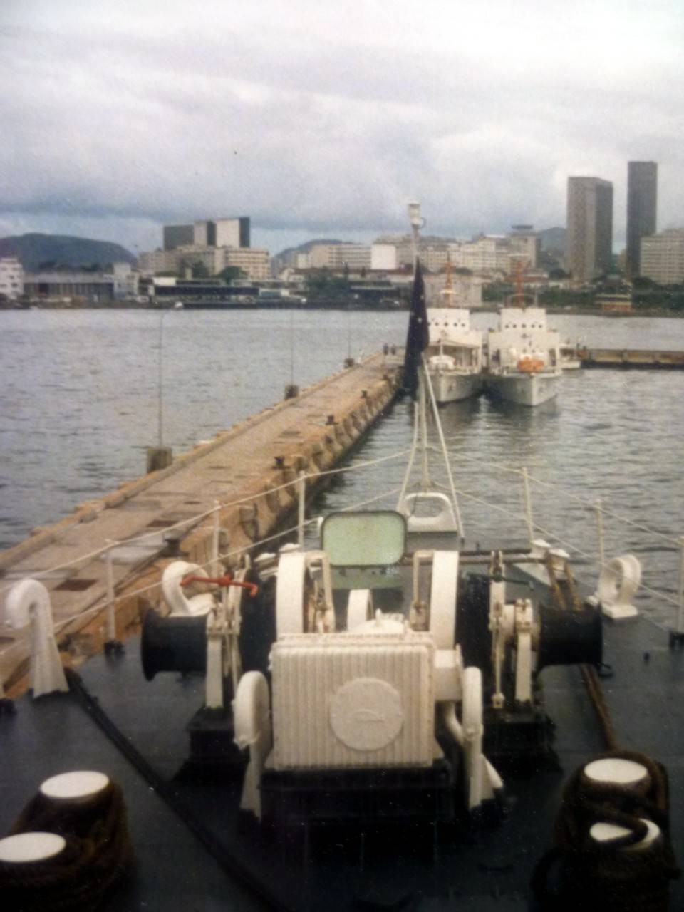Os Navios Hidrográficos Orion e Taurus atracados na antiga ponte da DHN, junto a Ilha Fiscal, vistos do NHi Sirius, em abril de 1989.(foto: Coleção Pessoal de Gustavo Rocha)