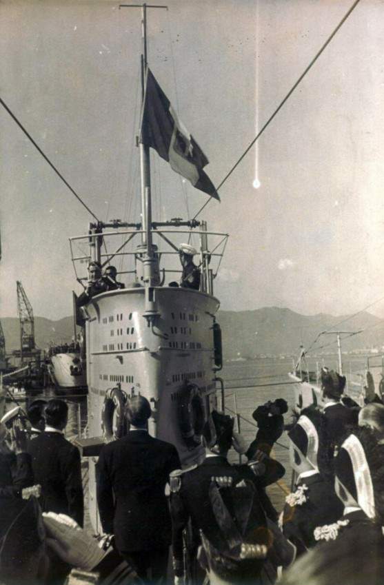 Arriamento da bandeira italiana, por ocasião da Cerimonia de Mostra de Armamento do S Tupy, realizada em La Spezia, Italia, em 10 de outubro de 1937. (foto: Marinha do Brasil, coleção de Edson Lucas)