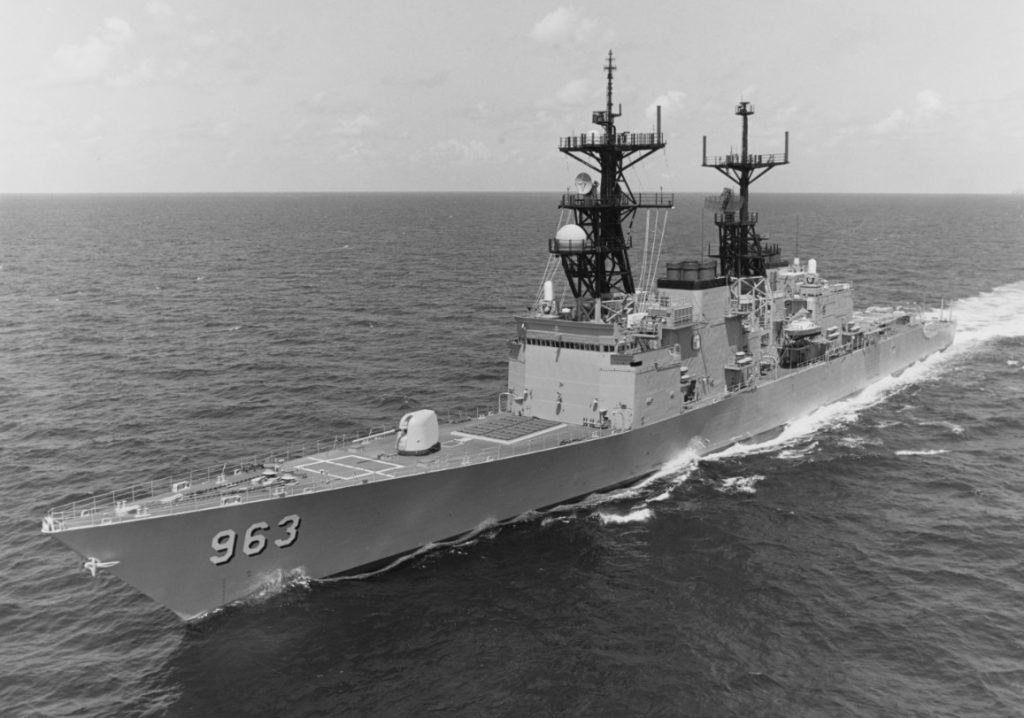 USS Spruance DD-963 em 1987, com VLS instalado no lugar do ASROC