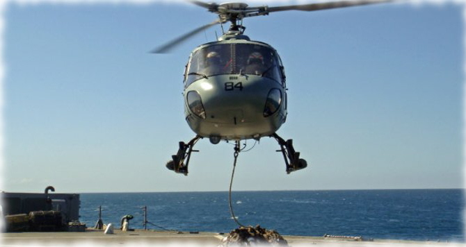 UH-12 N-7084 realizando VERTREP.