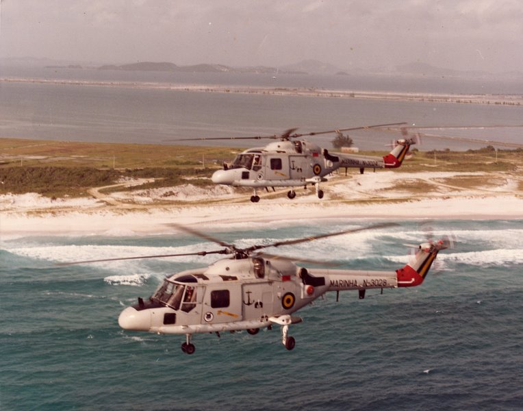 SAH-11 Lynx N-3028 e 3024, sobrevoando a Lagoa de Araruama/RJ.