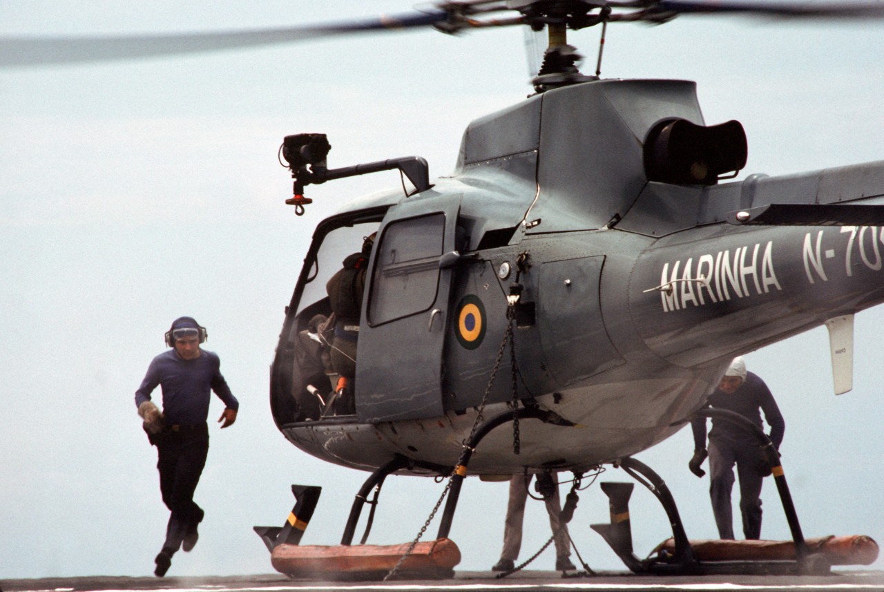 UH-12 a bordo do Nael. Minas Gerais durante a UNITAS XXV
