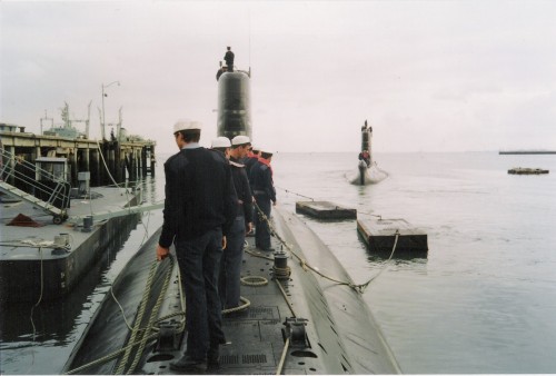 Os submarinos "Albacora" e Barracuda" atracam no pontão da esquadrilha, na Base Naval de Lisboa em Dezembro de 1991