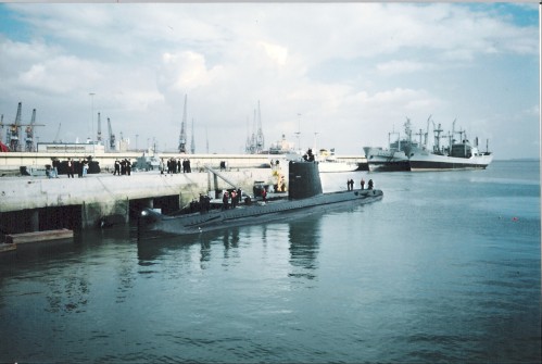 O "Delfim" prepara-se para partir para a missão "SHARP GUARD" no Adriático. 1994.