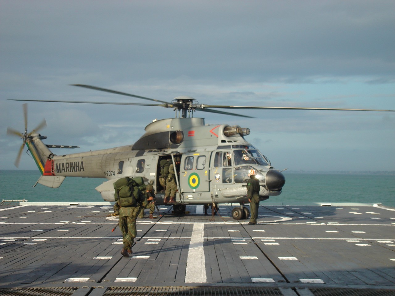 UH-14 operando a bordo do NDD Rio de Janeiro (G-31)