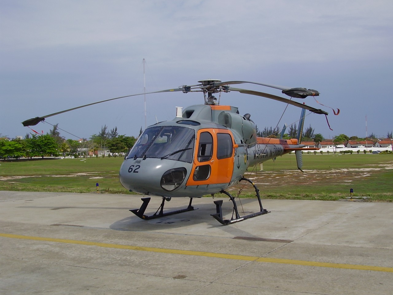 UH-13 Esquilo Biturbina com padrão de cor da OPERANTAR