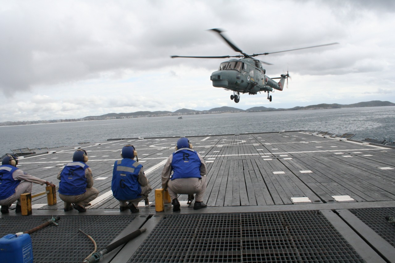 AH-11A operando a bordo do NDD Rio de Janeiro (G-31)