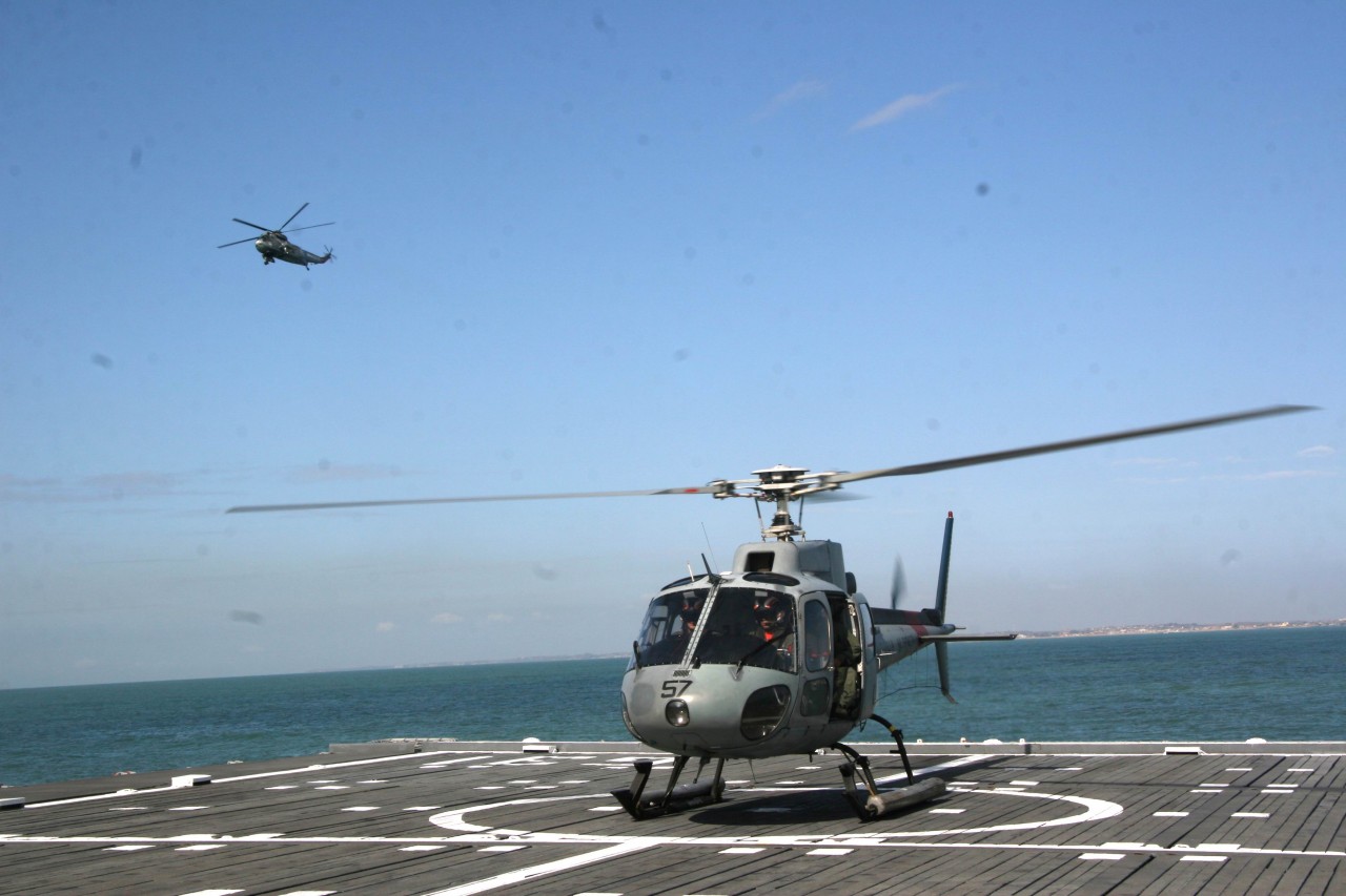 UH-12 operando a bordo do NDD Rio de Janeiro (G-31)