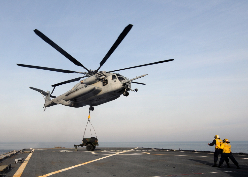 CH-53E Super Stallion USS Gunston Hall (LSD 44)