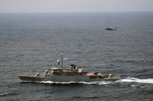 ARA-Gomez-Roca-46-acompanhando-o-USS-Carl-Vinson
