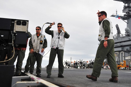 LSO-da-Marinha-Argentina-a-bordo-do-USS-Carl-Vinson-durante-o-treinamento-de-aproximação.jpg