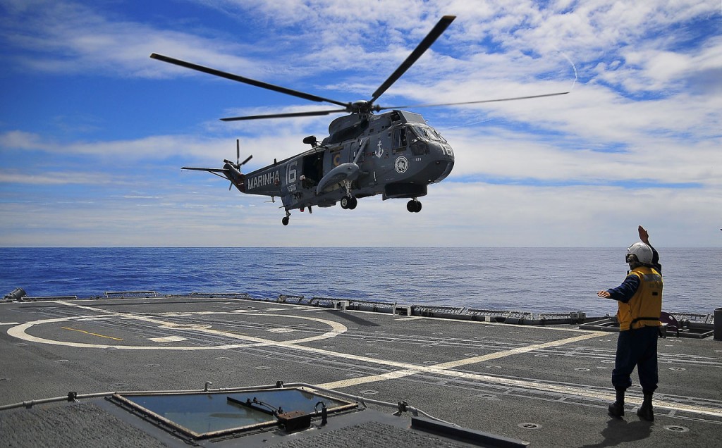 SH-3 Sea King da MB pousando no cruzador USS Bunker Hill (CG 52)