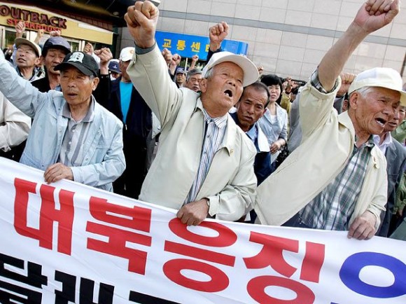 Conservadores sul-coreanos protestam contra a Coreia do Norte, em Suwon