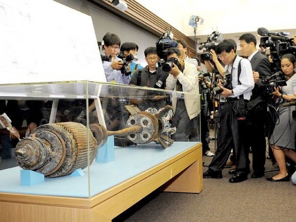 Em Seul, câmeras documentam vestígio do torpedo norte-coreano que afundou a corveta Cheonan sul-coreana no Mar Amarelo, durante entrevista