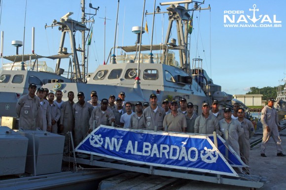 Galante do Poder Naval com a tripulação do NV Albardão