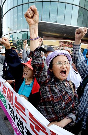 Manifestantes sul-coreanos participam de protesto contra a Coreia do Norte em estação de trem de Suwon