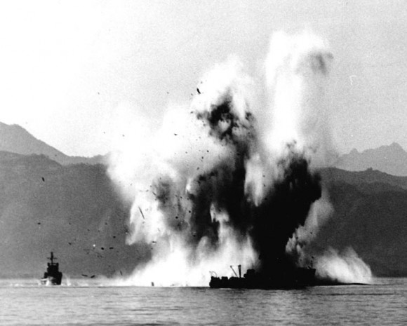 Navio-varredor sul-coreano YMS-516 sendo atingido pela explosão de uma mina magnética, em outubro de 1950