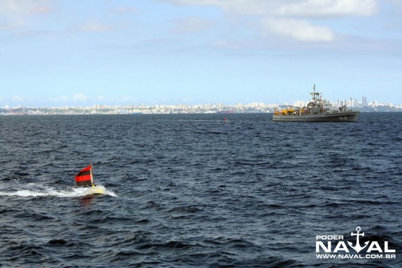 Navios-Varredores fazendo a varredura mecânica