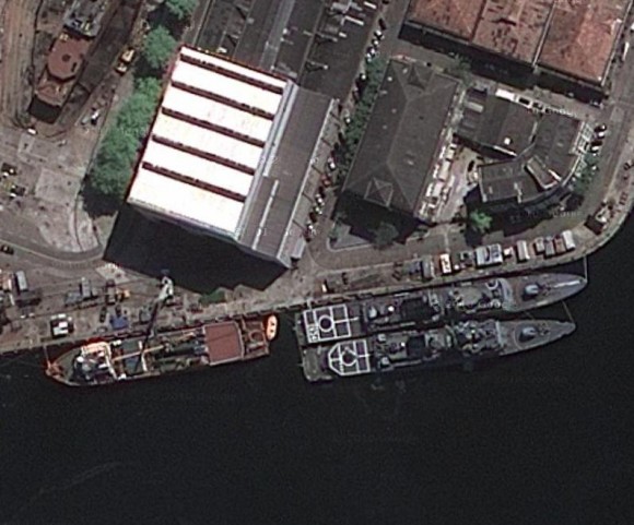 Corveta classe Inhaúma e Barroso no AMRJ - google Earth maio 2010