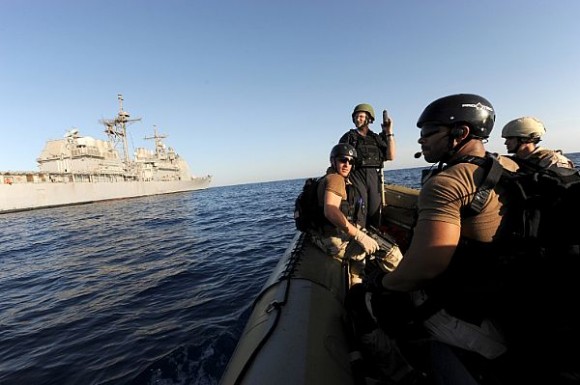  USS San Jacinto em ações antipirataria - foto USN