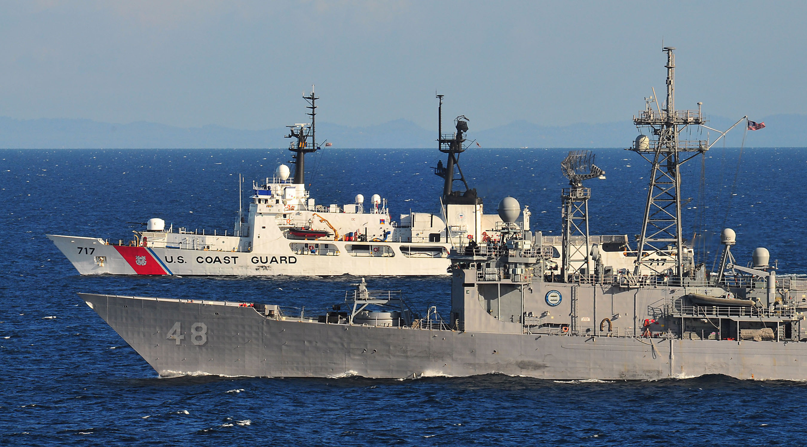 USS Vandegrift FFG-48 e US Coast Guard cutter Mellon WHEC 717 - fotoUSN
