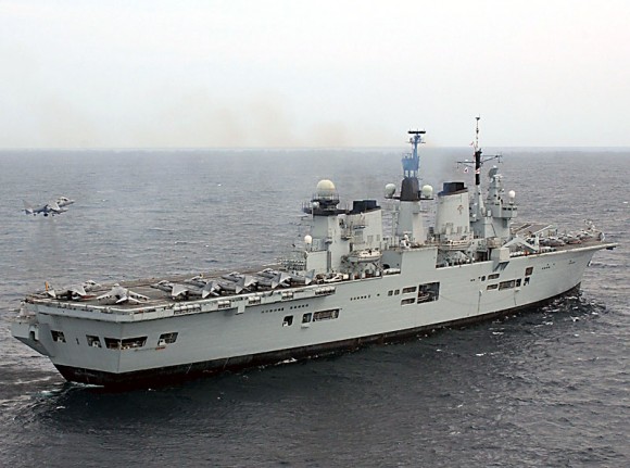 Porta-aviões HMS Illustrious operando como porta-helicópteros