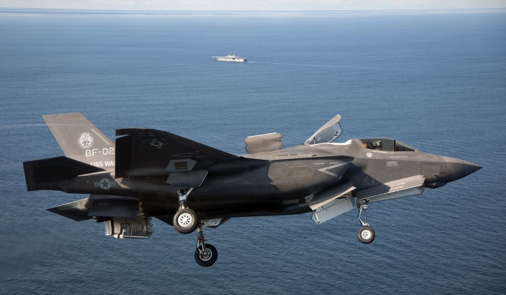 Um F-35B e o USS Wasp ao fundo