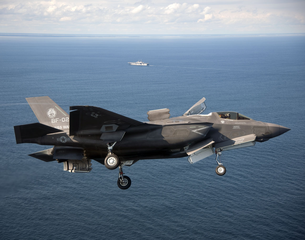 Um F-35B e o USS Wasp ao fundo