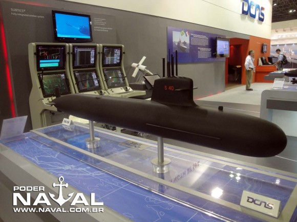 Maquete submarino Scorpéne com sistema de combate subtics ao fundo na Laad 2011 - foto Nunão - Poder Naval