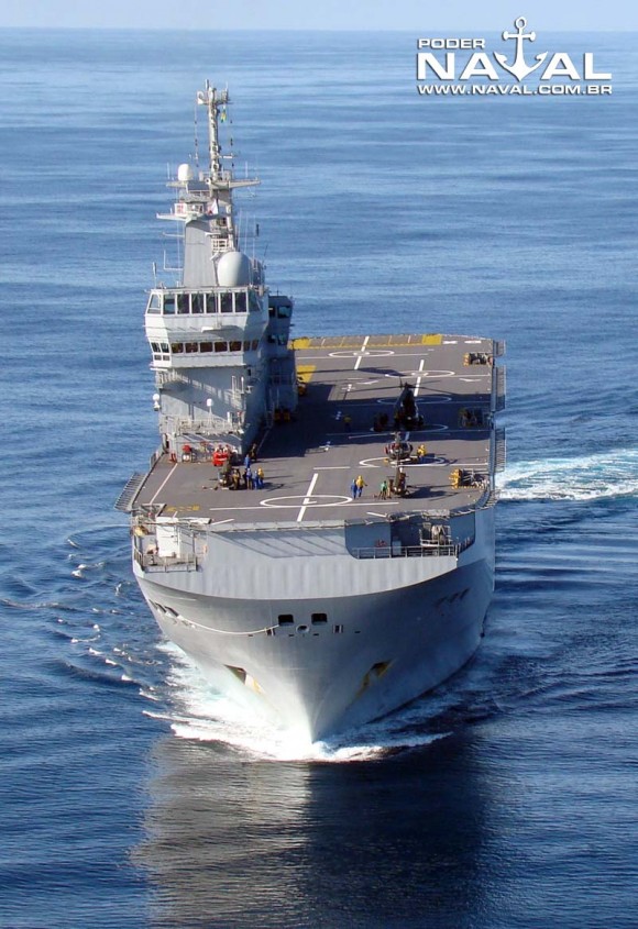 BPC francês Dixmude visto de proa - foto Nunão - Poder Naval