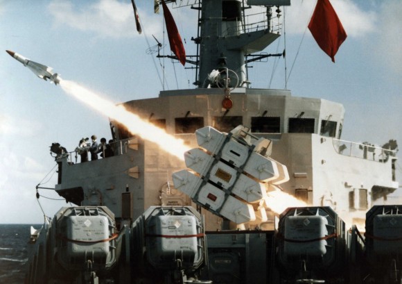 Seawolf Missile firing from the HMS Brazen - autal Bosísio
