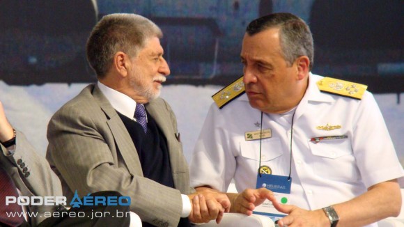 Helibras - inauguração nova fábrica 2-10-2012 - ministro da Defesa Celso Amorim conversa com comandante MB Moura Neto - foto Nunão - Poder Aéreo